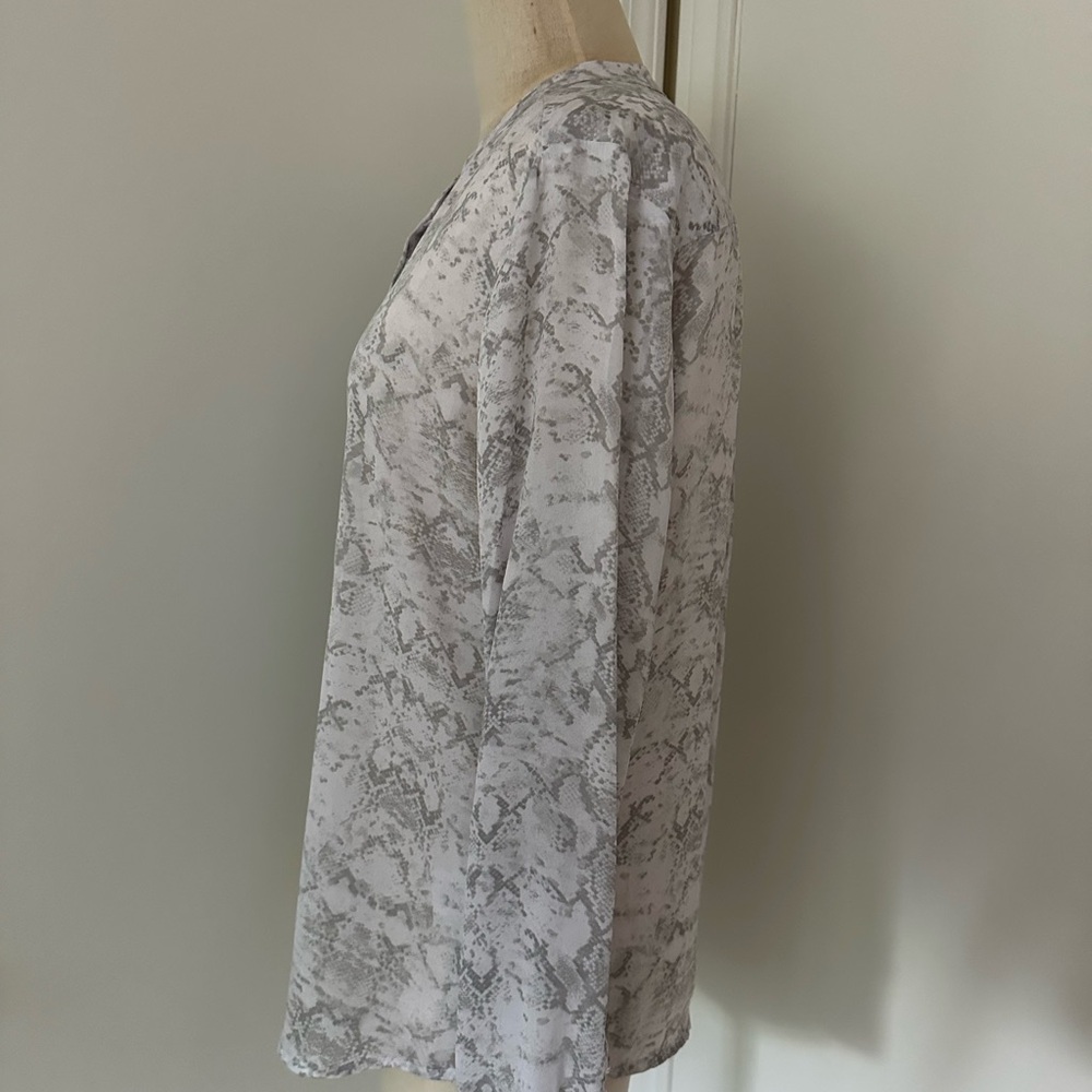 Liz Claiborne (M) blouse: front buttons w/long sleeves and stand up collar. - Picture 4 of 9